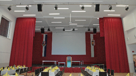 KultOs - Saal mit Blick zur Bühne